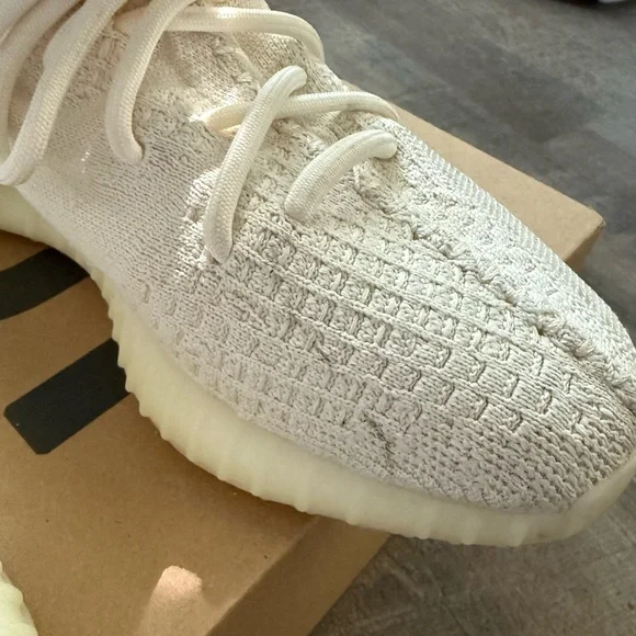 Yeezy boost 350 V2 in color bone - Picture 4 of 5
